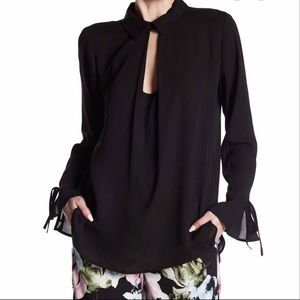 2/40🌸NWOT Vince Camuto Flare Cuff Blouse Black